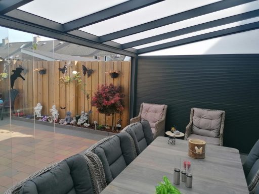 Veranda met dichter zijkanten en glazen schuifdeuren