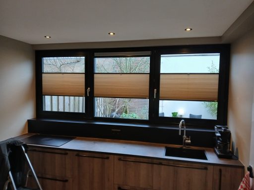 Montage smartfix Plissé gordijnen Grote ramen met houten jaloezieën en een moderne keuken onderverlichting.