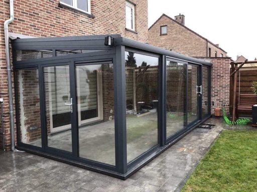 Dichte veranda met schuifpui en loopdeur